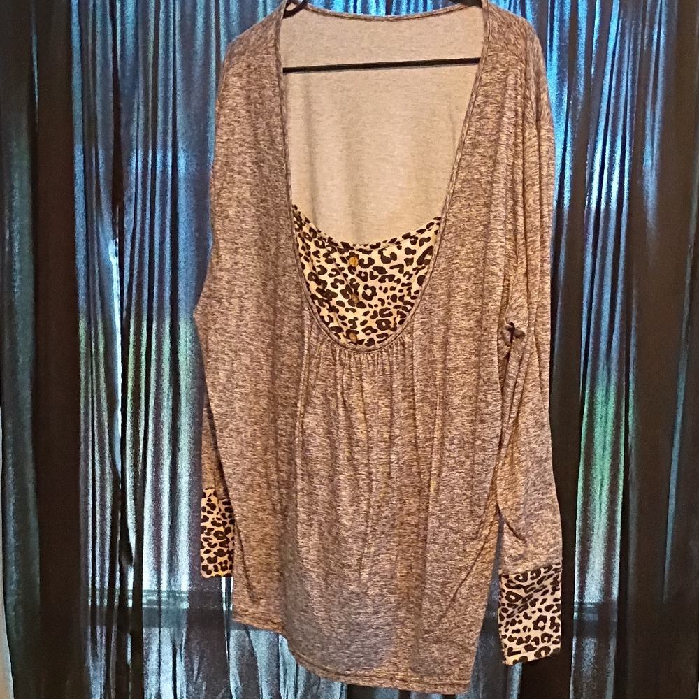 Chic Gray Leopard Accent Women's Blouse